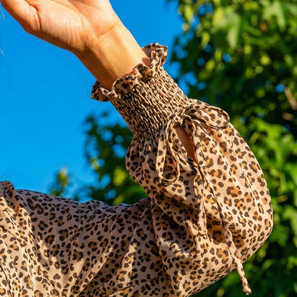 Ariana – mini abito con scollo a V, maniche lunghe e volant