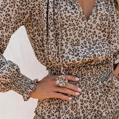 Ariana – mini abito con scollo a V, maniche lunghe e volant